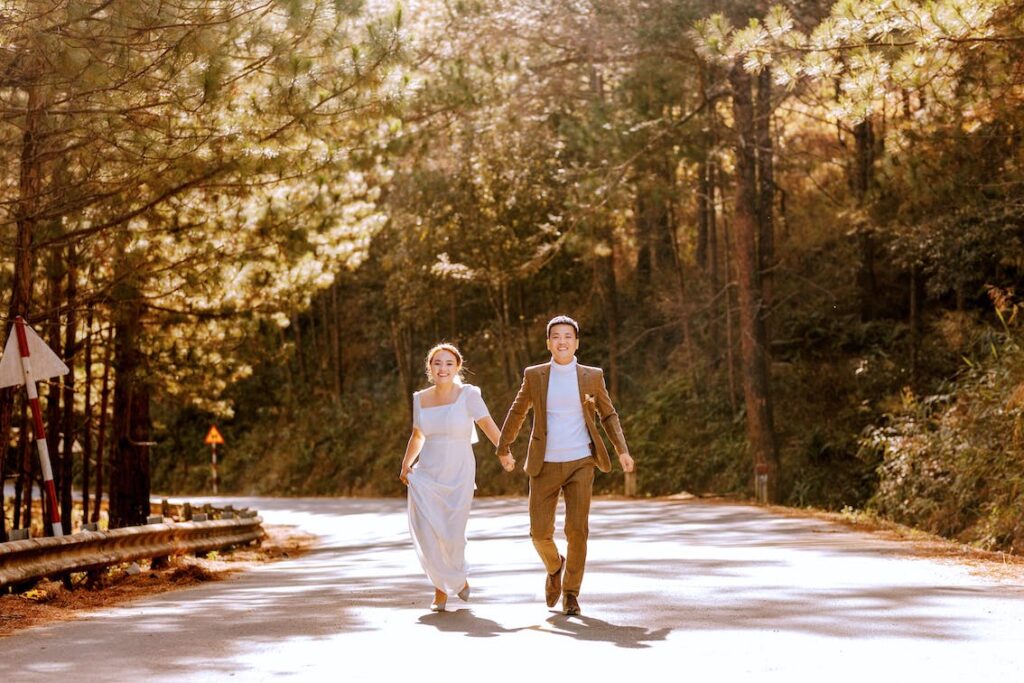 Choisir un costume de mariage beige clair pour votre cérémonie.