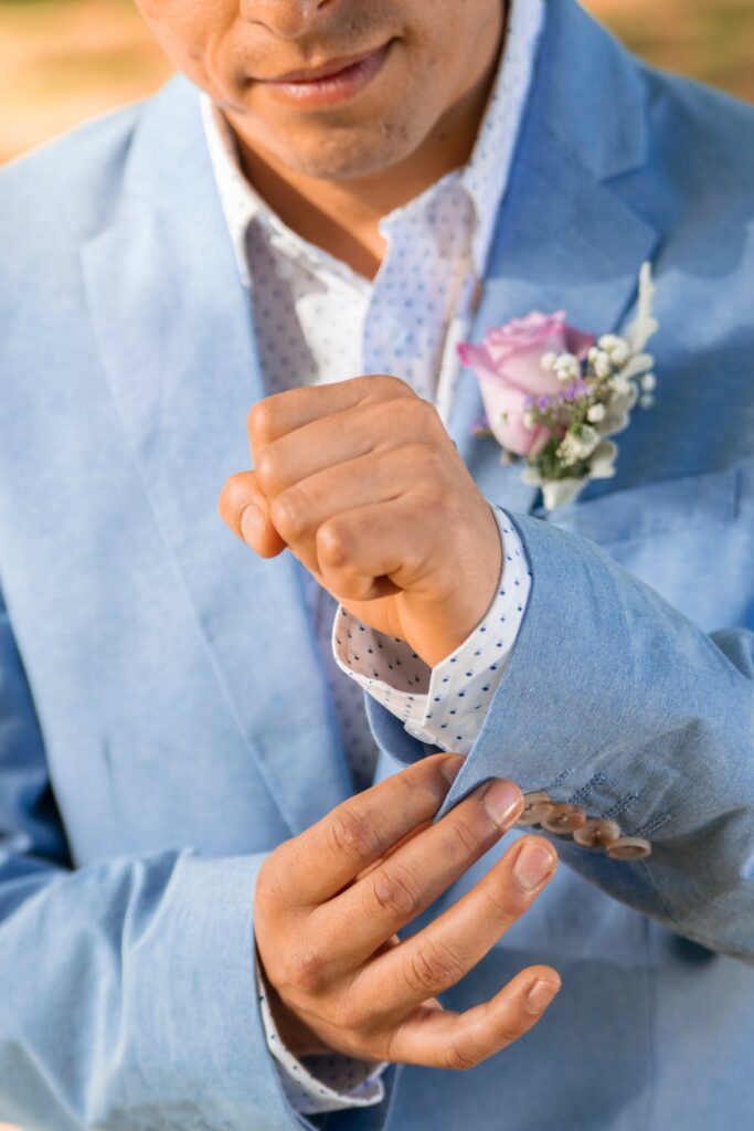 Essayez le costume bleu ciel pour votre mariage champêtre