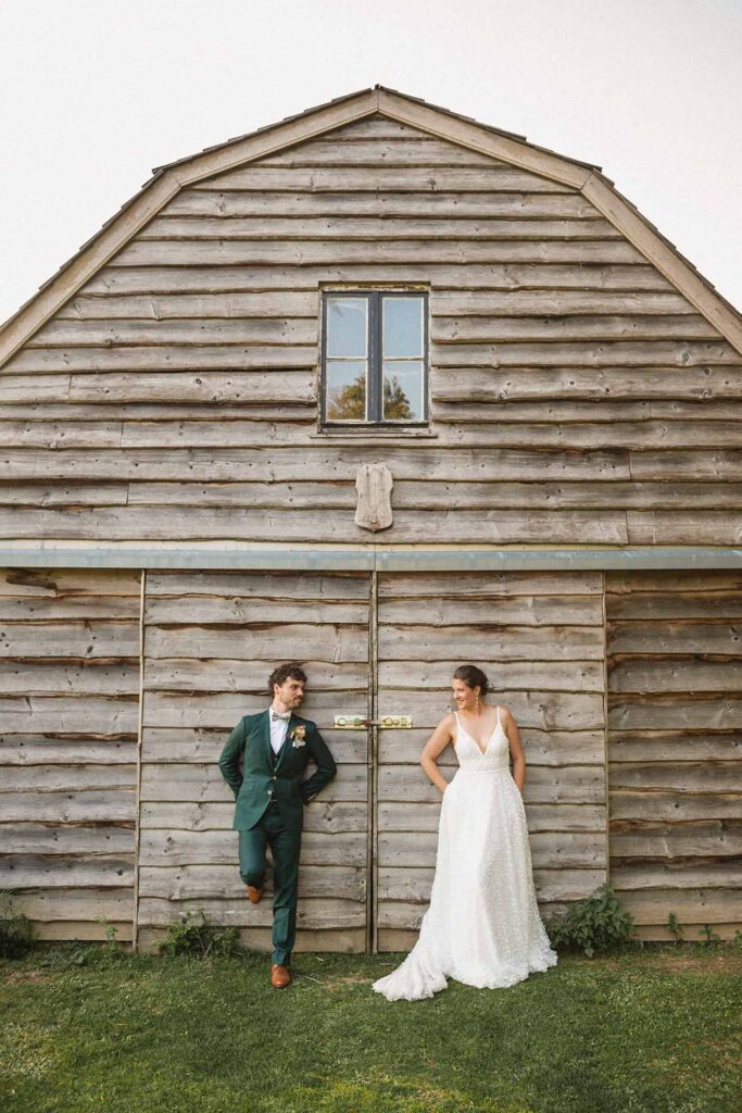 Portez un costume de mariage vert sapin.