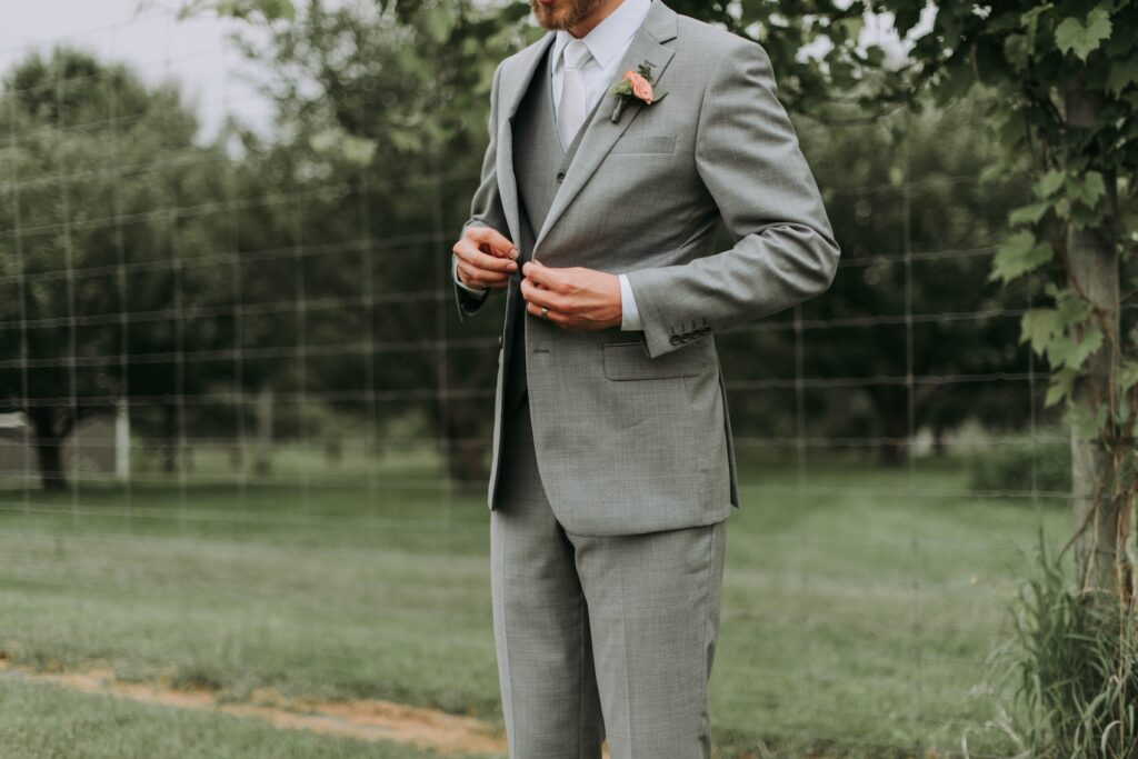 Choisir un costume de mariage coloré.