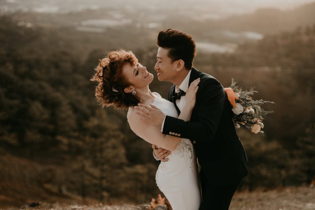 La coordinatrice de mariage est une spécialiste de l'organisation de mariage.